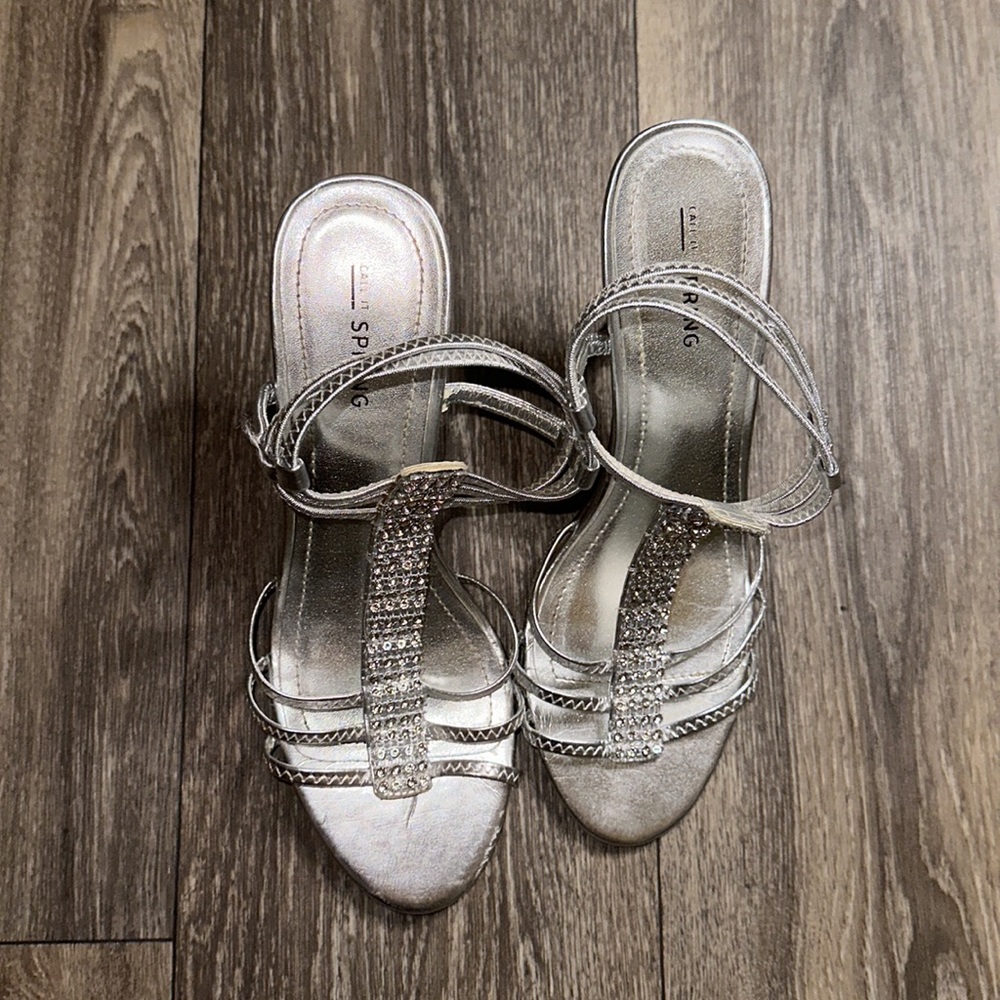 Silver Heels - Picture 3 of 4